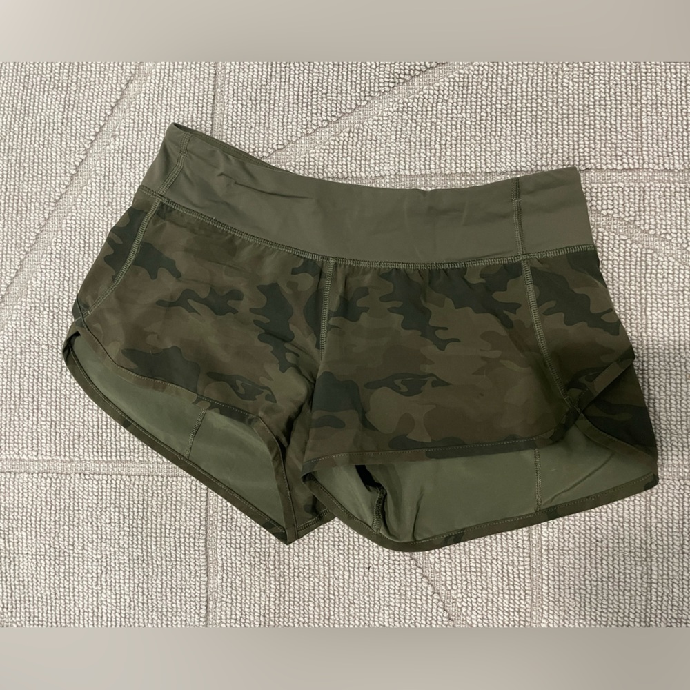 Size 4 - Lululemon Speed Up Shorts 2.5” Green Camo - Picture 5 of 6
